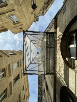 Vue en contre-plongée d'un échafaudage 